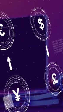 Mor arka planda dizüstü bilgisayarın üzerinde veri işleme ile para birimi sembollerinin animasyonu. Finansal, ticari, iletişim, bilgisayar ve dijital arayüz kavramı dijital olarak oluşturuldu.
