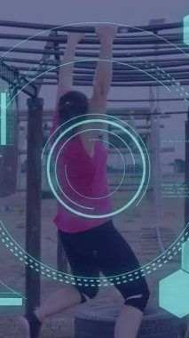 Engelli parkurunda asılı duran çeşitli kadınlar üzerinde veri işleme animasyonu. Küresel spor, sağlık, fitness ve dijital arayüz kavramı dijital olarak oluşturulmuş video.