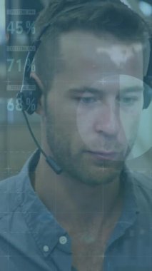 Ofisteki telefon kulaklığıyla konuşan beyaz bir adam hakkında istatistiksel veri işleme animasyonu. Bilgisayar arayüzü ve iş veri teknolojisi kavramı