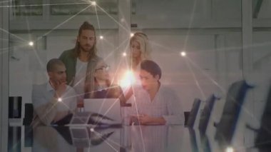 Dizüstü bilgisayarı işaret eden ve veri analizi için ağ örtüsünü etkinleştiren beş profesyonel. İşbirliği, teknoloji, yenilik, takım çalışması, dijital, iş dünyası, modern