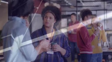 İş arkadaşları kahve eşliğinde iş verilerini tartışırken yüzen grafikler animasyon ve kod kaydırma gibi. İşbirliği, iletişim, teknoloji, iş, analiz, takım çalışması, yenilik