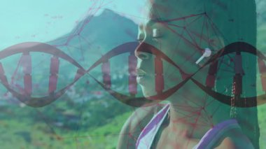 Kulaklık takan sporcu. Gözden kaçan kulaklıklar takıyor. Uyanık kulaklıklar takıyor. Açık hava, sağlık, zindelik, doğa, dinginlik, teknoloji, farkındalık