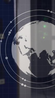 Bilgisayar sunucuları üzerinden küresel ve veri işleme animasyonu. Küresel hesaplama, dijital arayüz ve veri işleme kavramı dijital olarak oluşturulmuş video.