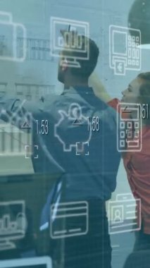 Ofisteki planları analiz eden farklı mimarlar üzerinde birden fazla simgenin canlandırılması. Dijital bileşik, çoklu pozlama, rapor, iş, bankacılık, eğitim, planlama ve takım çalışması kavramı.