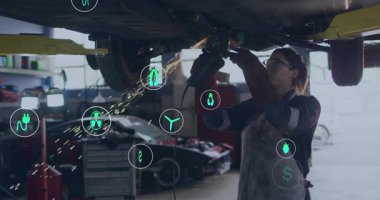 Otomobil tamircisi çalıştırıyor, eko finans simgeleri havada süzülürken alt gövdeyi tamir etmek için öğütüyor. Tamirci, endüstriyel, güvenlik, teknoloji, onarım, makine, enerji