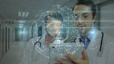 Doktorlar hastane koridorunda tableti tıklatıyor, düğümleri analiz ederken dönen ağ küresi ortaya çıkıyor. Tıbbi, teknoloji, yenilik, işbirliği, fütüristik, sağlık, dijital