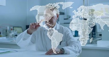 Kıdemli bilim adamı laboratuvarda hologram haritasına dokunuyor ve küresel veri görselleştirmesini genişletmek için tarıyor. Araştırma, yenilik, keşif, haritalama, görselleştirme, fütüristik, analitik