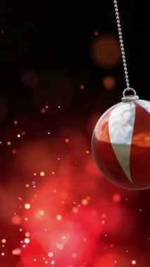 Kırmızı arkaplana yağan kar ve incik boncuk Noel animasyonu. Noel, gelenek ve kutlama konsepti dijital olarak oluşturuldu.