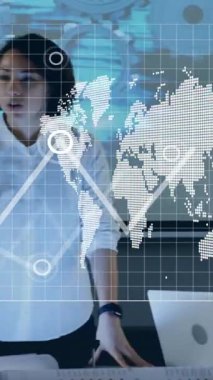 Ofisteki çeşitli iş adamlarının veri işleme ve istatistiklerinin animasyonu. Küresel iş, finans, bilgisayar ve veri işleme kavramı dijital olarak oluşturulmuş video.