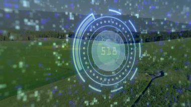 Başlangıçta, çayırda dairesel HUD beliriyor, okumaları güncelliyor, haritalama için peyzaj taranıyor. Drone, arayüz, teknoloji, manzara, veri, tarama, hava