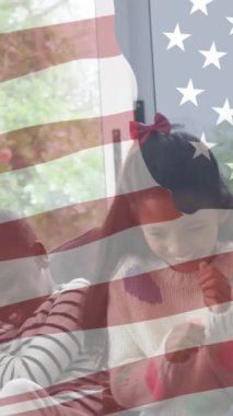 Amerika bayrağının Afro-Amerikan ailesi üzerinde canlandırılması. Vatanseverlik ve gelenek kavramı dijital olarak oluşturulmuş video.