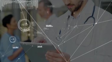 Hastanedeki erkek doktor tableti tıkırdatıyor ve animasyon tıbbi veri düğümlerini, dalga formlarını ve grafikleri gösteriyor. Tıbbi, teknoloji, sağlık, yenilik, analiz, dijital, profesyonel