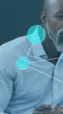 Ofisteki iş adamları üzerinde bağlantılar ve simgeler ağı animasyonu. Küresel ağlar, hesaplama, iş, finans ve veri işleme kavramı dijital olarak oluşturulmuş video.