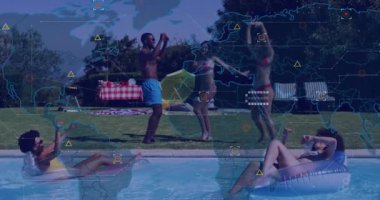 Güneşli havuz kenarında yüzen iki kadın ve teknoloji haritalama ağı oluştururken dans eden üç kadın. Tatil, boş zaman, yaz, açık hava, sosyal sağlık, bağlantı