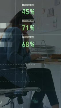 Ofisteki Kafkas iş kadınının veri işleme animasyonu. Küresel iş, bilgisayar ve dijital arayüz kavramı dijital olarak oluşturulmuş video.