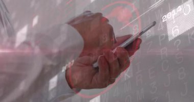 Son sınıf öğrencisi akıllı telefon ekranını dinliyor, teknik demo sırasında yüzen yılı güncelliyor. Teknoloji, yenilik, dijital, arayüz, fütürizm, cihaz, veri