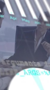 Muhtelif meslektaşların ofiste iş görüşmesi üzerine finansal veri işleme animasyonu. Küresel iş, finans, bilgisayar ve dijital arayüz kavramı dijital olarak oluşturulmuş video.