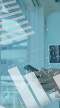 Ofiste akıllı telefon kullanan bir adamın gülümsemesi üzerine istatistiksel veri işleme animasyonu. Bilgisayar arayüzü ve iş veri teknolojisi kavramı