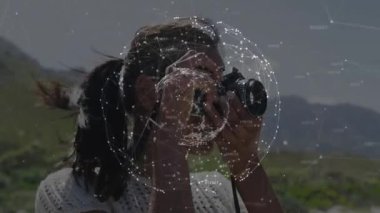 Rüzgâr, fotoğrafçıyı yakalıyor ve dijital küre darbelerini çekerken dağları çerçeveliyor. Peyzaj, macera, teknoloji, keşif, dinginlik, açık hava, seyahat