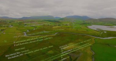 1 saniye sonra harita veri görselleştirmesi için alanların üzerinde dönen ve somutlaşan kod kümeleri. Hava, manzara, dijital, bağlantı, doğa, görselleştirme, soyutlama