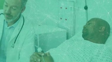 Doktor, hastanın iç görüşüne rehberlik eden röntgen alanlarını vurgulayan tıbbi grafiği kontrol ediyor. Tıbbi muayene, sağlık hizmeti, klinik, teşhis, profesyonellik, hasta bakımı, tıbbi ekipman