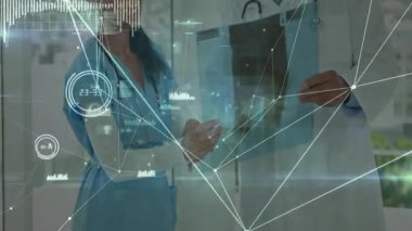 Hemşire, doktor verdikten sonra pencereye röntgen filmi seriyor ve animasyon tıbbi kaplama oluşturuyor. Tıbbi, işbirliği, teknoloji, tanı, sağlık, dijital, yenilik