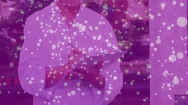 Bitki sıralarını inceledikten sonra, bahçecilik kayıt durumu sağlık takibi için pano ile birlikte. Botanik, bahçıvanlık, sera, tarım, ekoloji, çevre, botanik