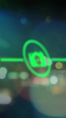 Gece şehir trafiğinin bulanık görüntüsüne karşı dijital simge ağının animasyonu. Küresel ağ ve iş teknolojisi kavramı