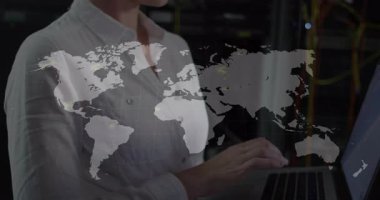 Sunucu odasında ağ verilerini gösteren dünya haritasını başlatan dizüstü bilgisayarda yazan bilişim mühendisi. Teknoloji, veri, bağlantı, yenilik, dijital, siber, profesyonel