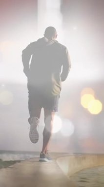 Denizde koşan bir adamın birleşimi, ve gece şehir trafiği ve ışıklar. sağlık, zindelik ve refah konsepti dijital olarak oluşturulmuş video.