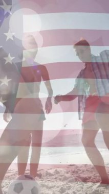 ABD bayrağı animasyonu ve kumsalda futbol oynayan çeşitli arkadaşların üzerindeki ışık izleri. Vatanseverlik ve kutlama konsepti dijital olarak oluşturulmuş video.