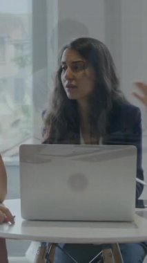 Üç iş adamından oluşan bir grup, mali verileri işlemek için bir dizüstü bilgisayar kullanarak bir ofiste birlikte çalışıyorlar. Video verilerin işlendiğini ve ekibin bunu tartışmak için birlikte çalıştığını gösteriyor..