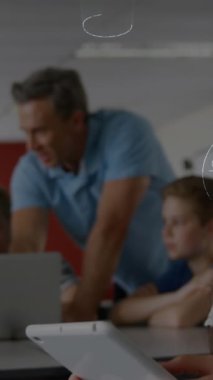 Matematiksel denklemlerin okul çocuklarının öğrenmesi üzerine animasyonu. küresel eğitim, teknoloji ve bağlantılar konsepti dijital olarak oluşturulmuş video.