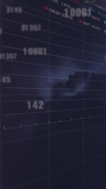 Rakamların animasyonu, veri işleme ve fırtına üzerine istatistikler. Küresel finans, iş, veri işleme ve hesaplama kavramı dijital olarak oluşturulmuş video.