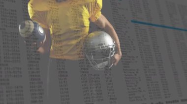 Kask sporu analitiği ile top yakalayan futbolcu yükselen haritalama performansını örtüyor. Sporcu, performans, spor giyim, dijital, yenilik, güç, kararlılık