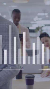 Ofisteki çeşitli iş adamları üzerinde veri işleme animasyonu. Küresel iş ve dijital arayüz kavramı dijital olarak oluşturulmuş video.