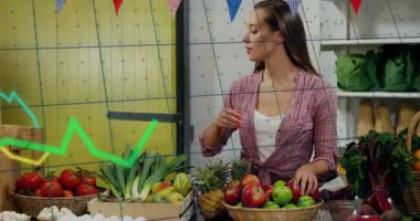 Grafik çizgilerini kaydırarak domatesleri kontrol eden pazarcı göz ucuyla bakıyor. Taze ürün, pazar, kentsel tarım, ticaret, perakende, canlı, dinamik