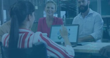 Sunucu, iş toplantısı sırasında el kaldırarak pisti soyuyor ve animasyon çizelgeleri sergiliyor. İşbirliği, takım çalışması, veri analizi, profesyonel, yenilik, modern, kurumsal