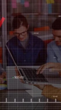 Muhtelif meslektaşların ofiste iş görüşmesi üzerine finansal veri işleme animasyonu. Küresel iş, finans, bilgisayar ve dijital arayüz kavramı dijital olarak oluşturulmuş video.