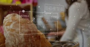 Kamera görüntülemesi, memurun fırın kavanozu etiketini yüzen veri panelleriyle incelemesine neden oluyor. Sanatçı, fırın, dijital arayüz, taze üretim, iç mekan, rahat, modern