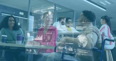 Meslektaşlar masanın etrafına yerleşiyor, grafikleri ve küreyi canlandırıyor, teknolojik verileri analiz ediyorlar. İşbirliği, yenilik, teknoloji, çalışma alanı, takım çalışması, dijital, veri görselleştirmesi