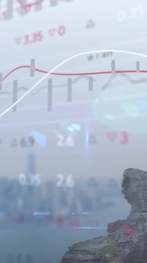 Şehir manzarası üzerinde finansal veri işleme animasyonu. İş, finans, bilgisayar ve dijital arayüz kavramı dijital olarak oluşturulmuş video.