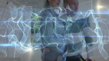 Bitmemiş koridorda tablet etkinleştiriliyor ve teknolojik demo için holografik ağ oluşturuluyor. Gelecekçi, yenilikçi, işbirliği, teknoloji, endüstriyel, dijital, bağlantı