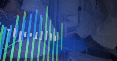 Hastanın eline parmak ucu sensörü takan klinisyen doktor bar tablosu akış değerlerine neden oluyor. Sağlık, tanı, teknoloji, bakım, analiz, izleme, yenilik