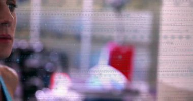 Kamera, spor salonunda kırmızı çantayla koşu bandında koşan orta yaşlı bir kadını gösteriyor. Fitness, dayanıklılık, kardiyo, sağlık, atletik, motivasyon, aktif