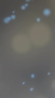 Siyah arka planda mavi lekelerin canlandırılması. Teknoloji, renkler ve dijital arayüz konsepti dijital olarak oluşturulmuş video.