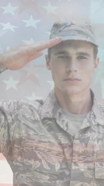 Amerikan bayrağı üzerinde Amerikan askerinin canlandırması. Vatanseverlik ve kutlama konsepti dijital olarak oluşturulmuş imaj.