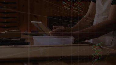 Adam mutfakta tablet tıkırdatıyor finans çizelgeleri hazırlıyor, futbol oynuyor, sonra da plan üzerinde çalışıyor. Teknoloji, yenilik, dijital, modern, gündelik, üretkenlik, veri