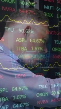 Kafkas sunucu odası çalışanı üzerinden finansal veri işleme animasyonu. küresel iş, finans ve bağlantılar konsepti dijital olarak oluşturulmuş video.