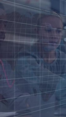 Birden fazla grafik ve çeşitli meslektaşın ofiste dizüstü bilgisayarla tartıştığı animasyon. Dijital bileşim, iş dünyası, rapor, grafik, finans, performans, takım çalışması, teknoloji, fikirler, planlama.